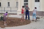 Výsadba letničiek pred kaštieľom 20.7.2013